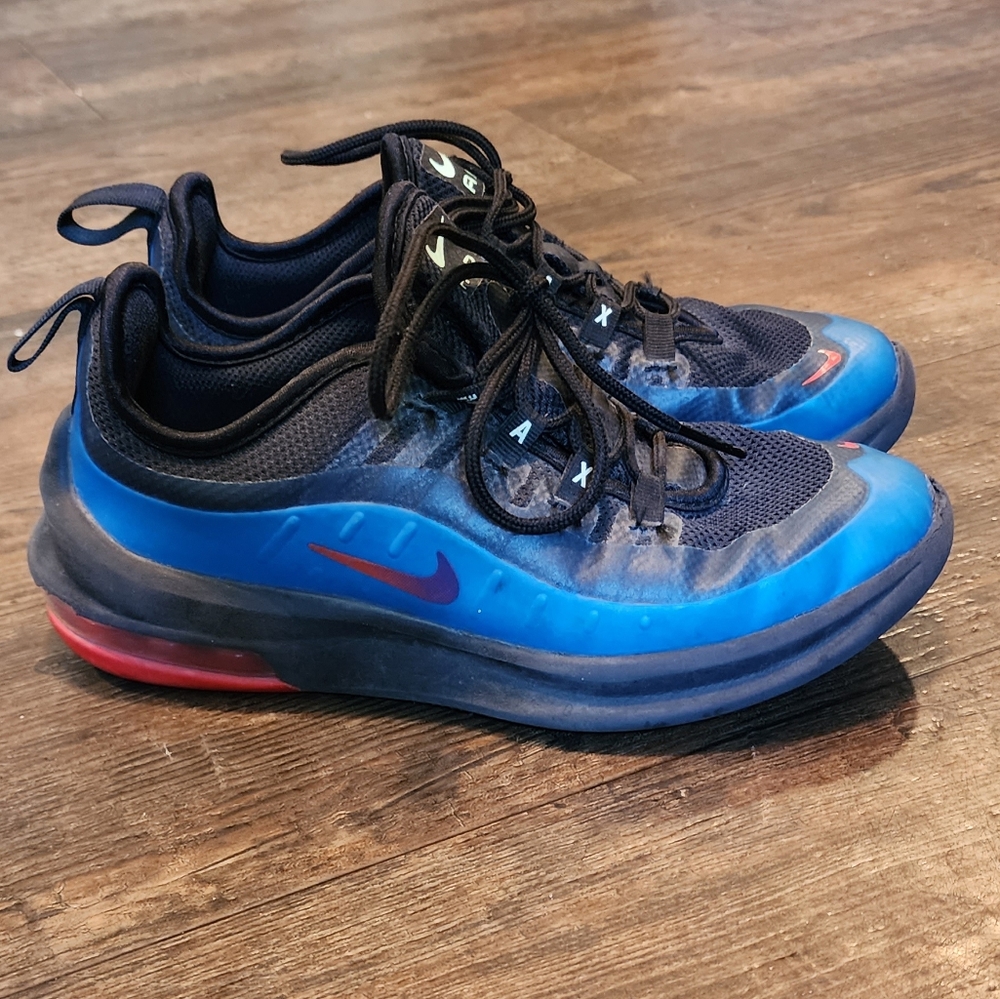 Boys nike shoes 2.5